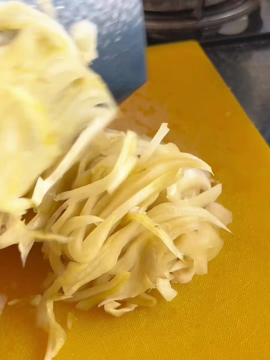 今天老妈把酸菜缸的白醭撇出去换了干净水