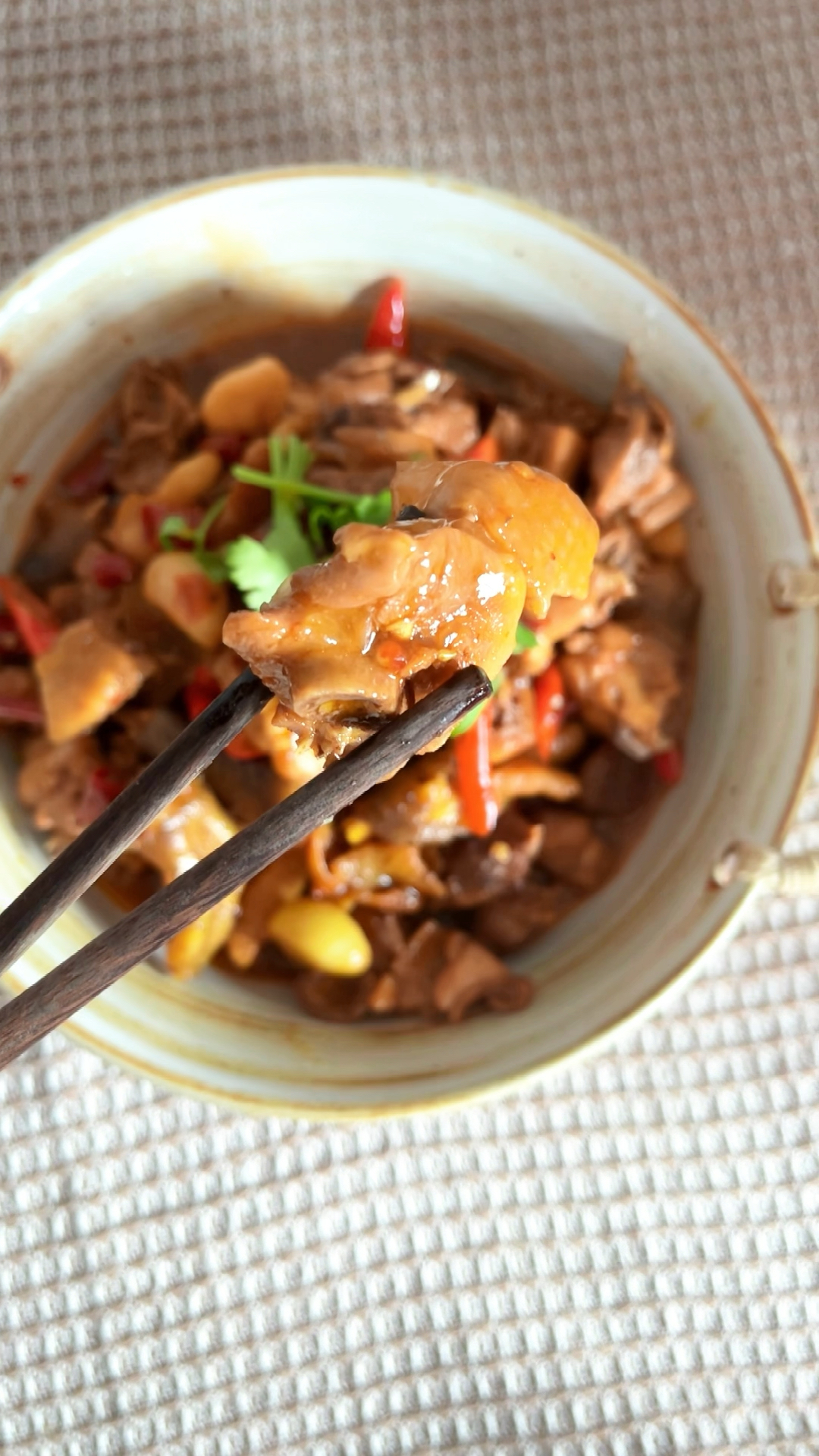 一瓶啤酒一只鸡,红烧鸡块的做法真简单,学会做给家人吃