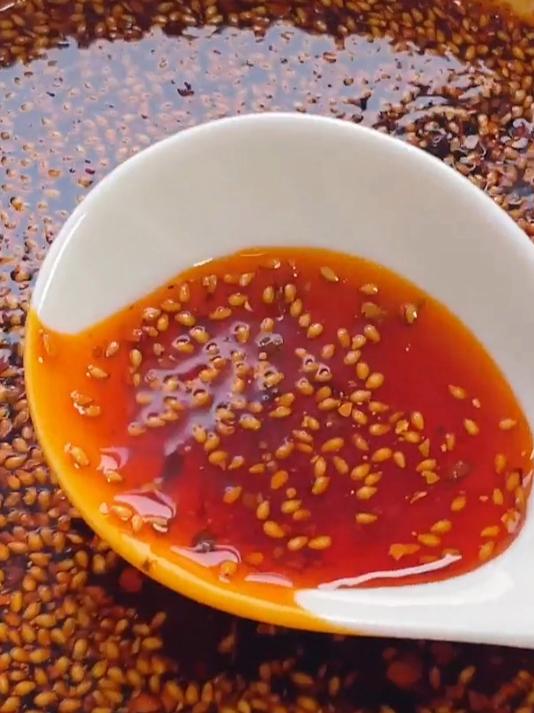 做辣椒油时,不要直接泼热油,教你这样做,又香又辣,拌啥都好吃