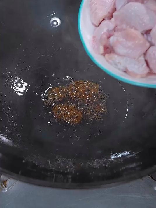 叫你一道好吃的下饭菜：板栗香辣鸡翅，太下饭了！