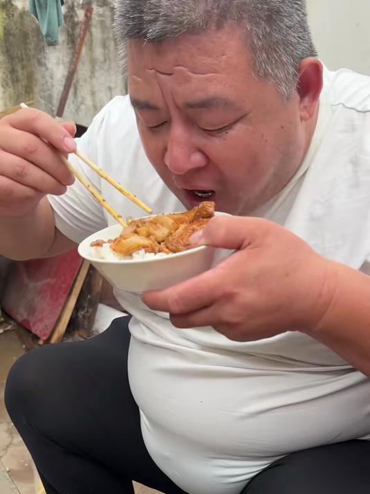 胖哥做猪肉白菜炖粉条,大片五花肉蘸上蒜泥香懵了,做法还很简单