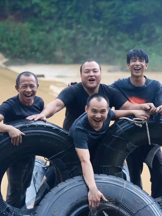 把12吨重的“泥头车”拆了，就为了抓河里250一条的叉尾鱼