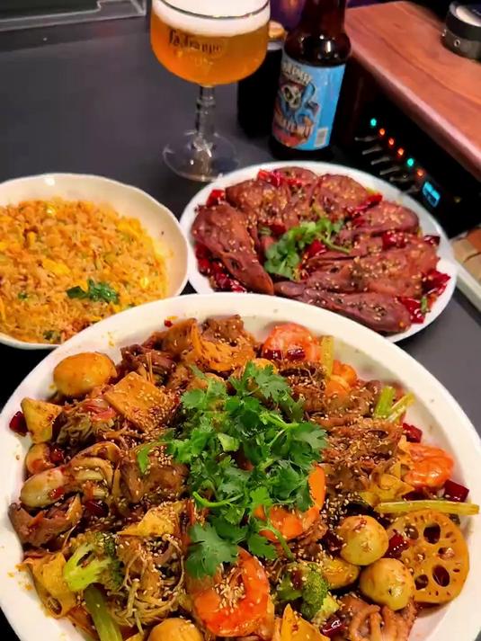 今晚宵夜简单吃个麻辣香锅+秘制蛋炒饭,香迷糊了!