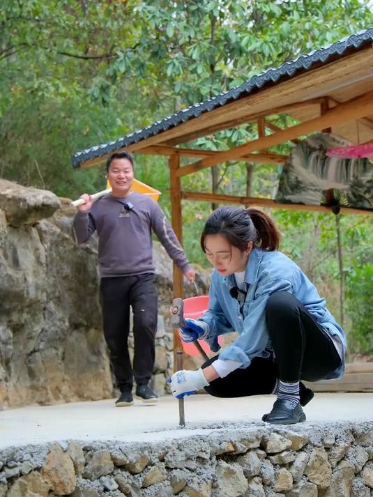 给鱼池和瀑布做了个水循环，抓进去很多稻花鱼，整个院子活起来了