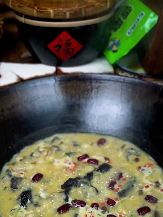 《鸡汤泡馍》土鸡炖出的风味,让每一口都洋溢着家的味道!