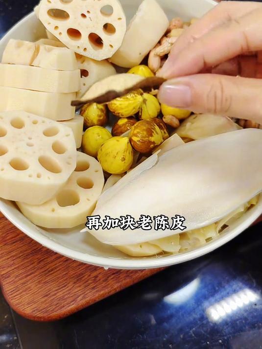 秋冬靓汤,莲藕栗子花生猪骨汤