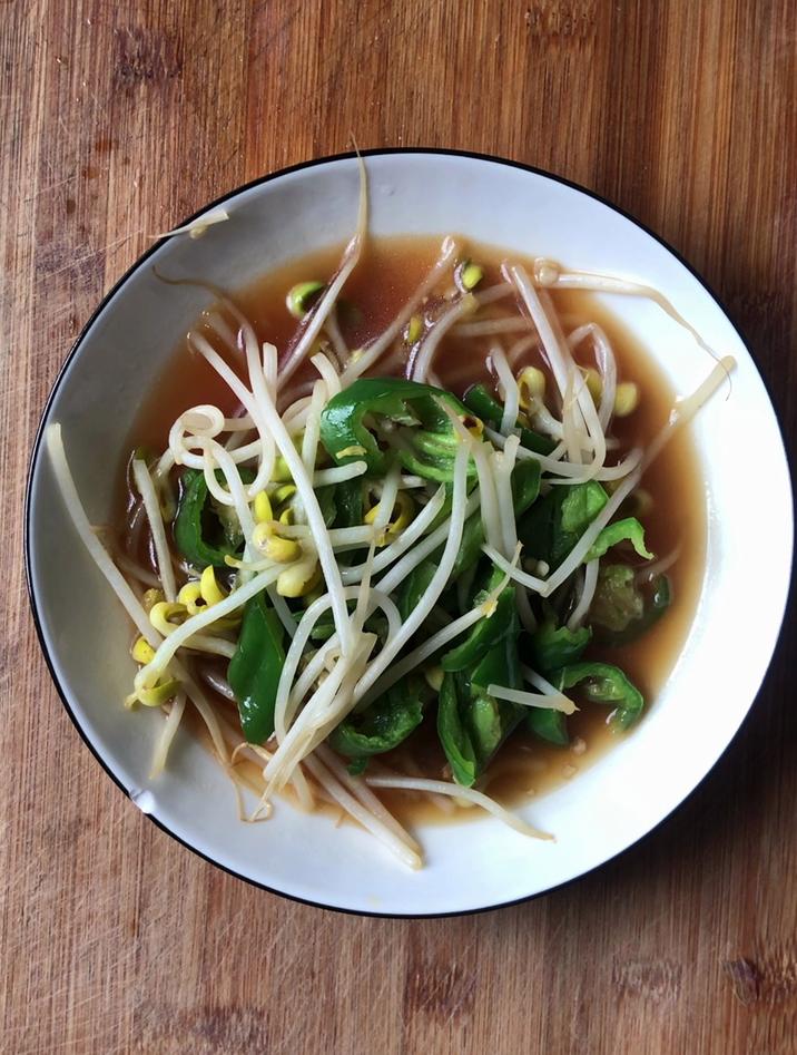 做什么菜好吃又简单,做绿豆芽素炒青椒,清脆爽口,好吃下饭