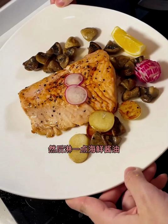 今天给老公做了三文鱼刺身,纯手切一条三文鱼5吃