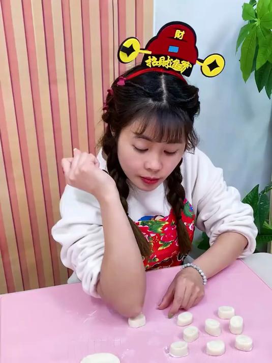 谁还在费劲手擀皮？擀皮神器1分钟200个，饺子皮个个大而圆超高效
