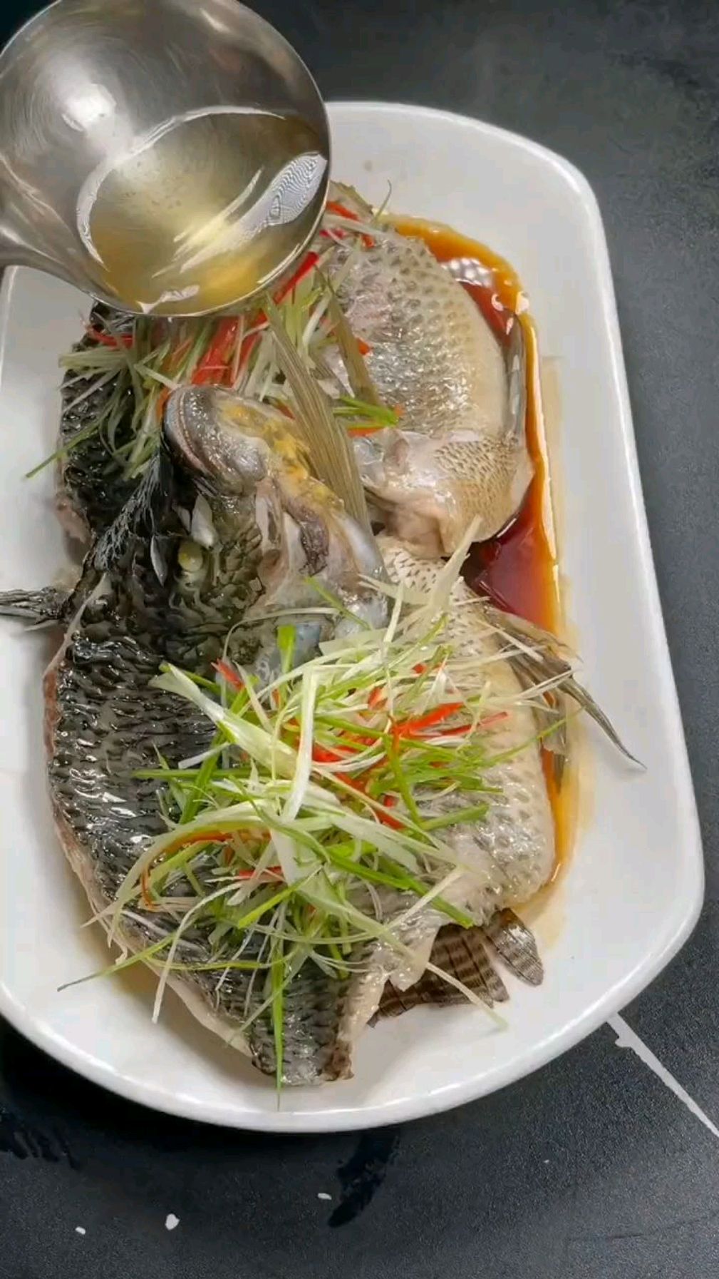 蒸鱼要是用这个方法,别人都会认为你是大厨,颜值高的菜肴造型更能引起食欲