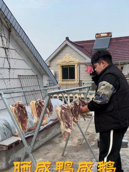 咸鸭咸鹅终于腌好了,趁天气好拿出来晒一晒