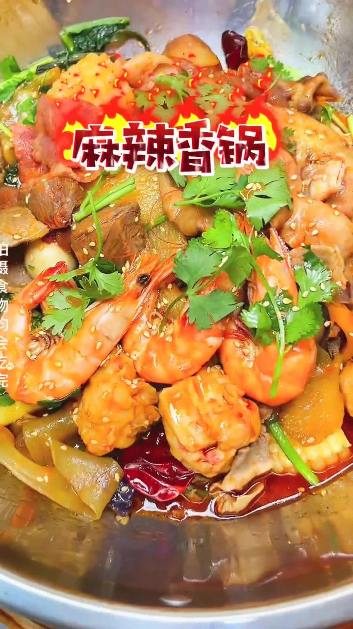 这家麻辣香锅的肉类多到迷人眼,香辣过瘾费饭,米饭和汤是自