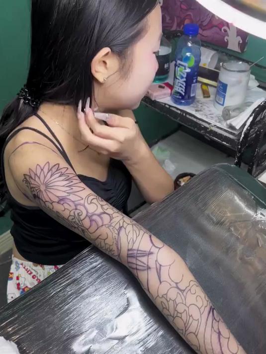 精神小妹纹花臂仙鹤