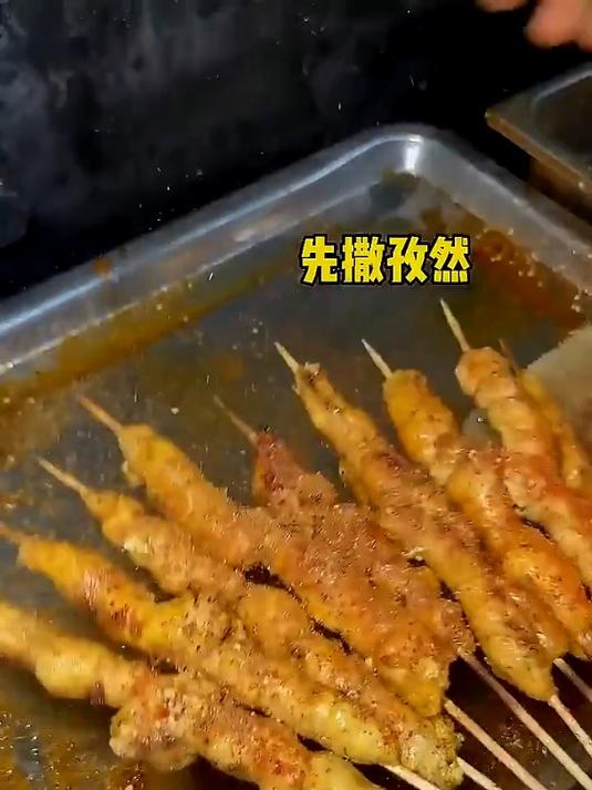 武汉居民楼下的烤鱼籽和烤鸡架