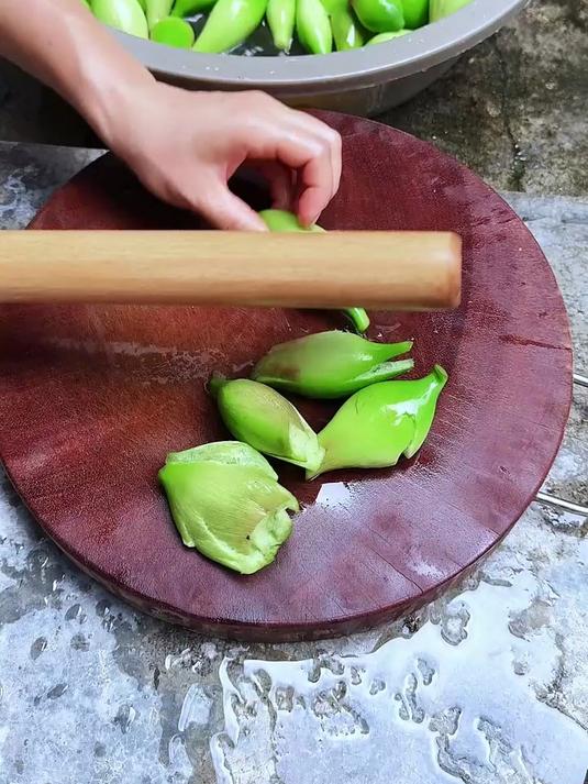 水葫芦也叫凤眼兰,在东南亚地区,水葫芦是一种食用野生蔬菜