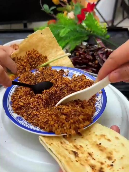 花生辣椒碎万能搭配!炒菜凉拌夹馍,香辣够味～