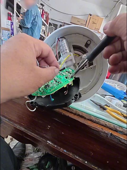 从维修案例看产品力!美的 AK7pro 油烟机实测,蒸汽洗功能绝了