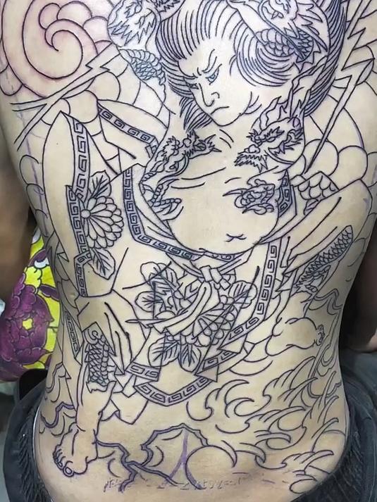 小伙初中刚毕业,就来纹身满背,感觉瞬间成大哥了