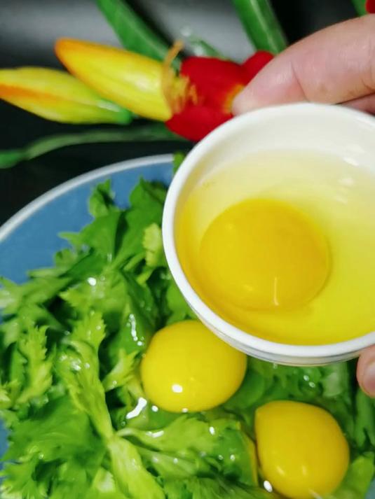 好吃不贵一学就会的健康早餐芹菜鸡蛋饼来了