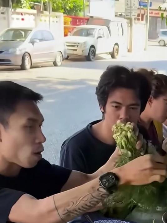 为什么泰国人喜欢一边嗦粉一边吃蔬菜