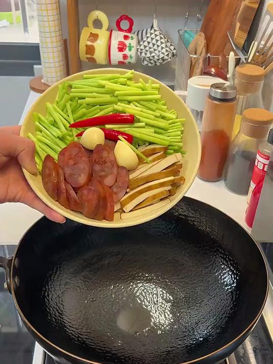 今日菜单:藜蒿炒腊肠牛肉滑蛋猪油炒菜苔