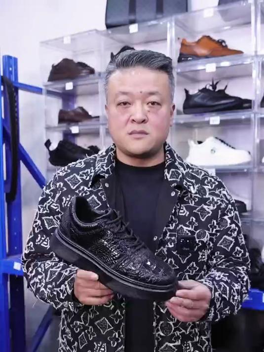 厚底鳄鱼皮休闲鞋,2025年春夏款,现清货价400多!