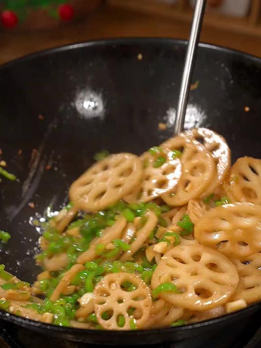 做个简单家常菜素炒藕片,鲜嫩脆爽又下饭