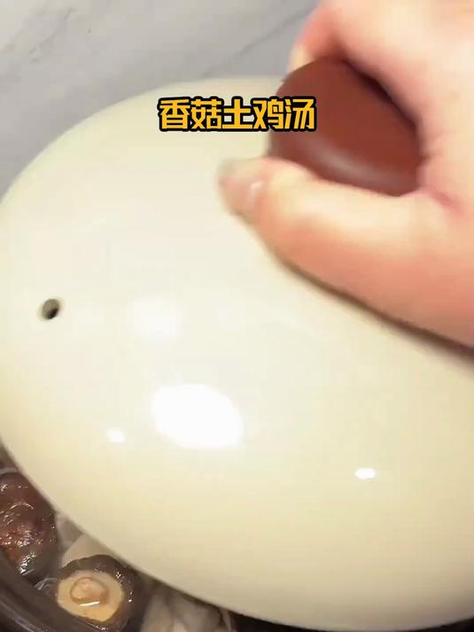 生津香菇炖土鸡,滋润喉咙超舒服