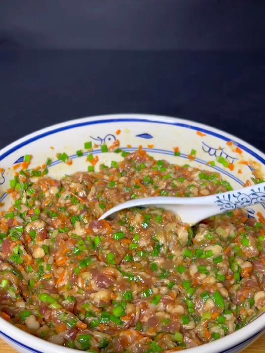 胡萝卜韭菜猪肉馅饺子，简简单单的很好吃！