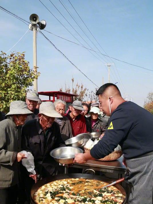 小贺今天给老人做《海鲜豆腐汤》汤很鲜,老人们很喜欢