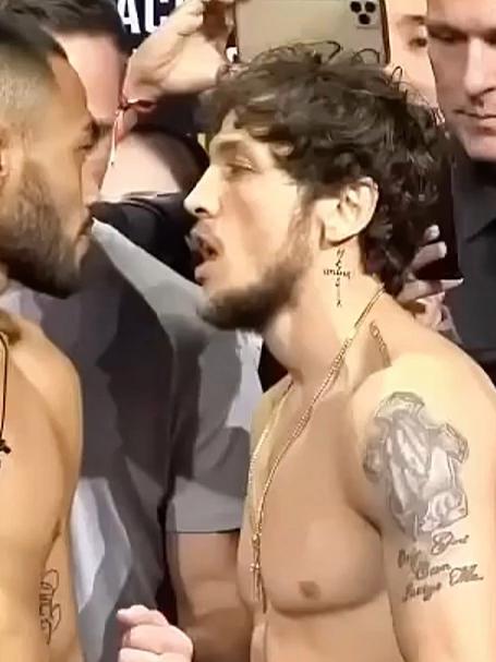 赛前无礼拍开对手的手,赛中还经常出阴招,这个肌肉混蛋太恶心