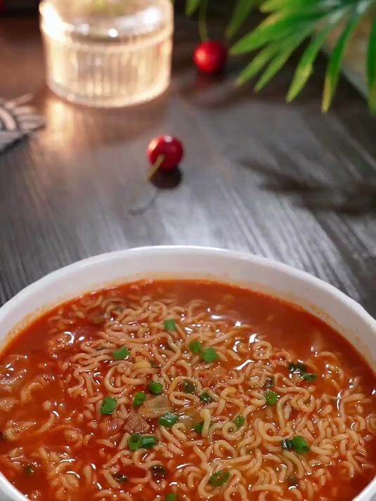 要说这番茄方便面,还得是统一茄皇的,汤汁酸爽浓郁面条劲道