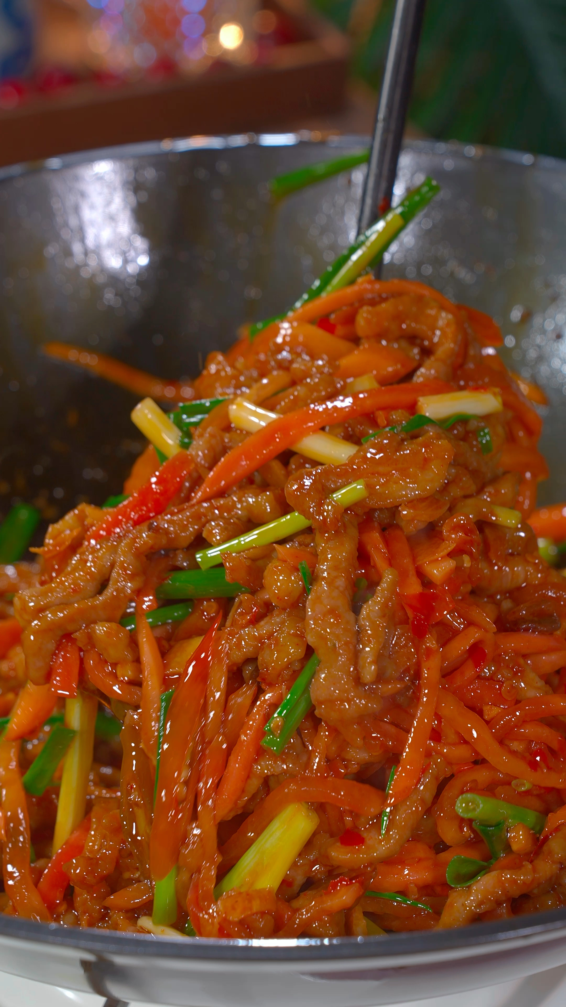 你要是最近吃饭没胃口,就试试这道泡萝卜炒肉丝,酸爽开胃,米饭都要多吃三大碗