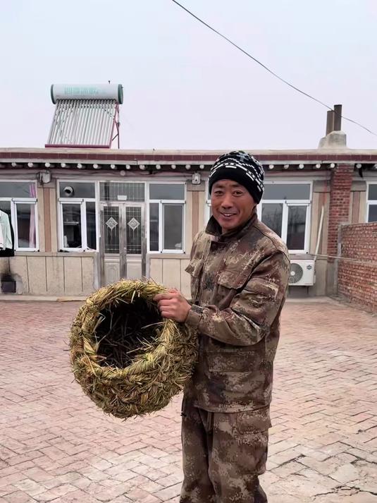 我爸挑战动手编鸡窝,历经四个小时!大家觉得编的怎么样?
