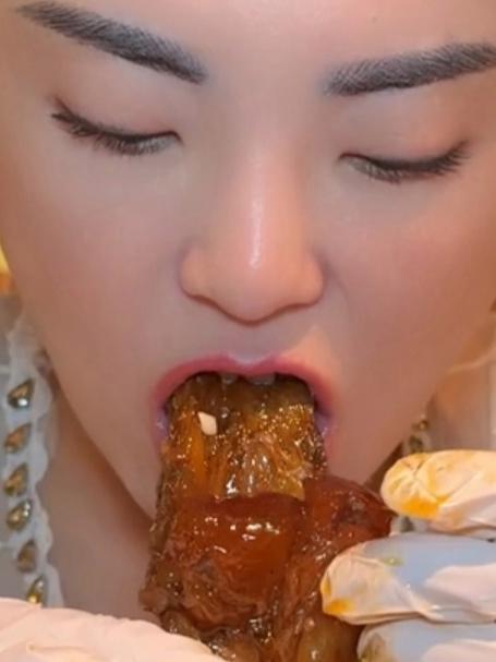 重庆火锅直接把荤菜点满,路人都看呆了!