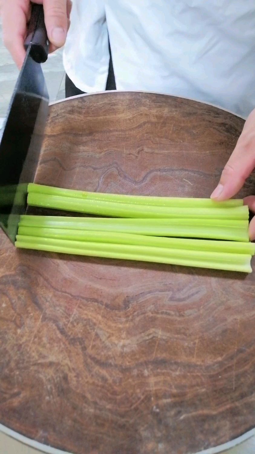 芹菜菱形块怎么切?