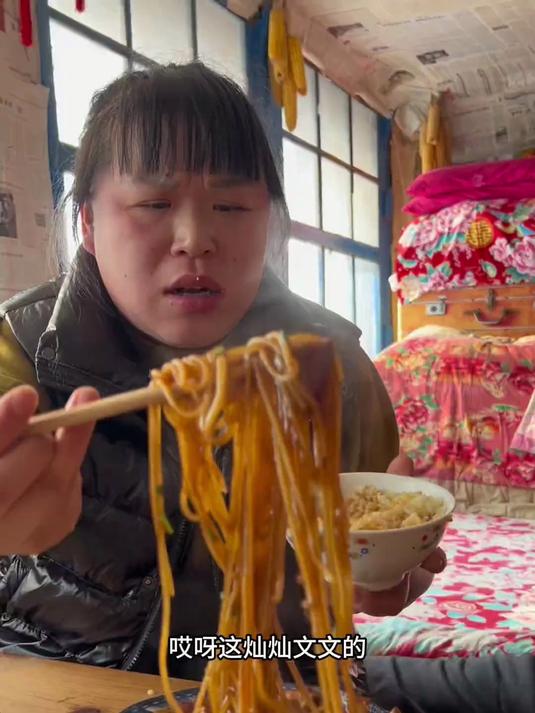 瞧这东北红烧肉粉条黏糊入味一口肉一口粉馋得人直流哈喇子