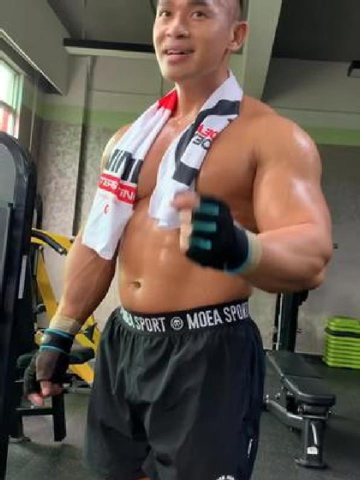 接着教大家展示如何腹部肌肉块