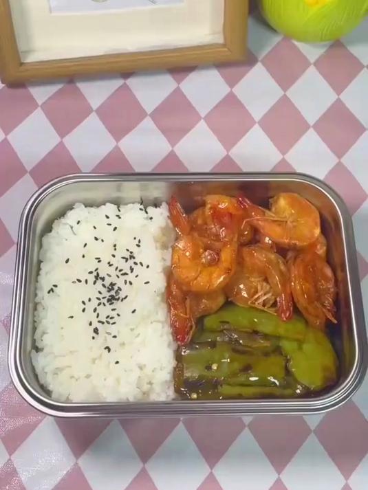 油焖大虾鲜嫩多汁,一口一个超入味,虎皮青椒也很下饭