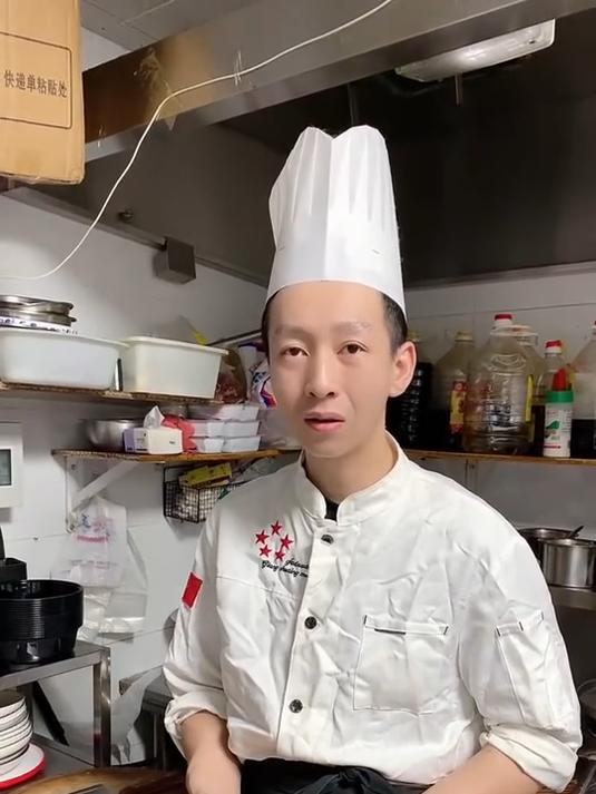太抠门了员工餐就吃这玩意