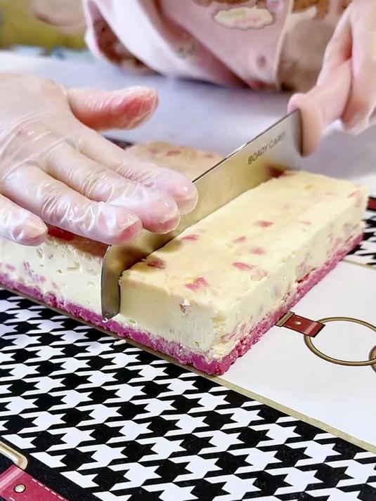 宁蔚说她要做细腻丝滑的 樱花慕斯蛋糕 给我和她爸爸吃