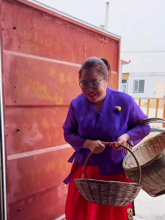 猫冬天越来越冷了，腌上一些青年辣萝卜