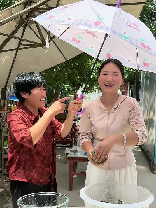 花椒叶配大蒜,加上红薯叶窝窝,今年的第一顿红叶馍