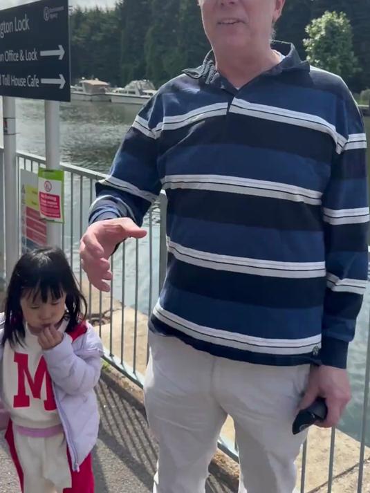 父母在英国做客家菜,香迷糊了,一下子光盘,都没吃够