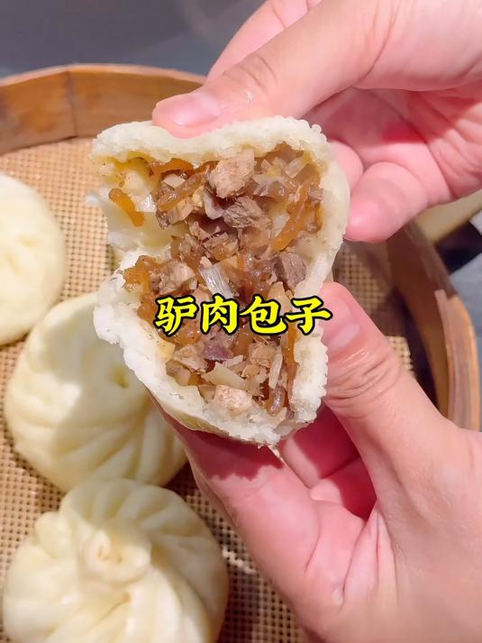 东区祭城吃的驴肉包子薄皮大馅，吃着香而不腻，一口气干了三个！