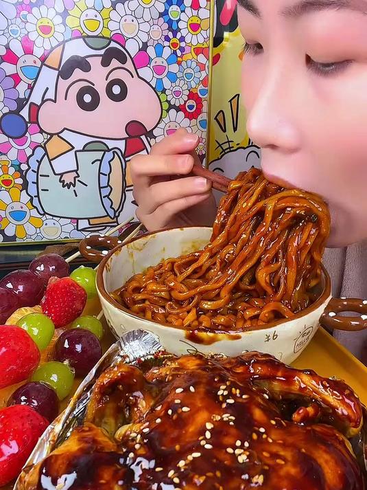 糖葫芦酸甜裹糖壳咬开爆浆配窑鸡酥烂脱骨火鸡面辣到冒汗超过瘾