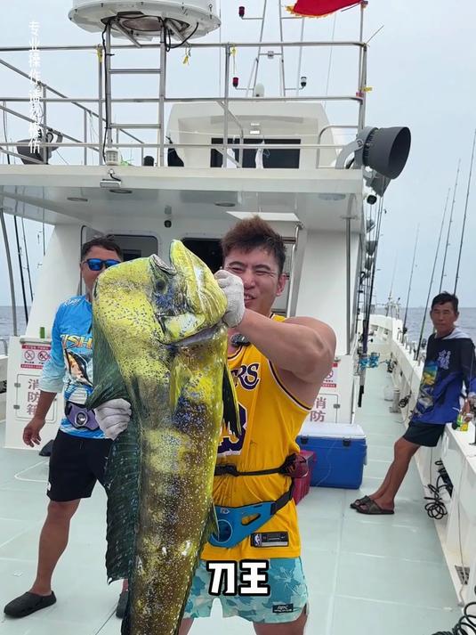 花48000包船出海钓鱼，竟然钓上来会变色的深海巨物
