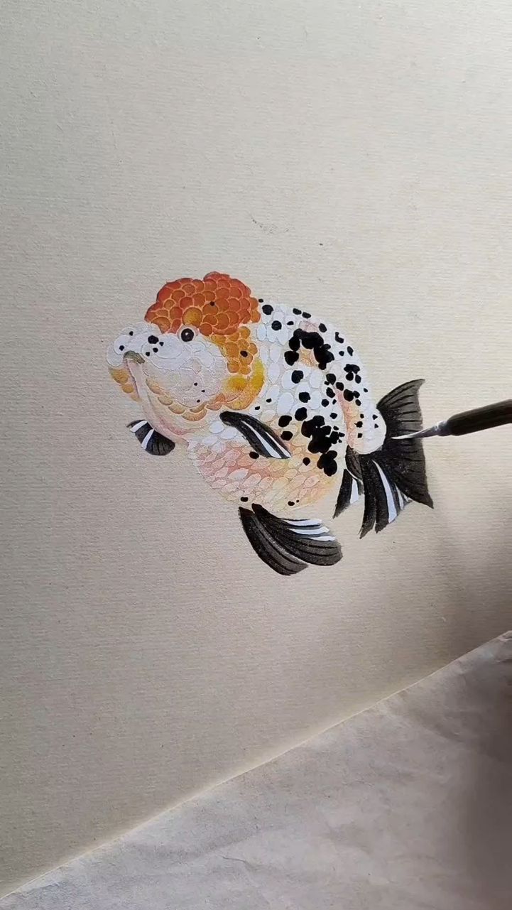 画一条黑斑小金鱼