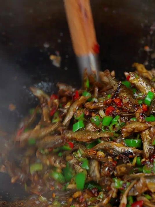 湖南人都爱吃的柴火小鱼仔在湘菜馆那是桌桌必点