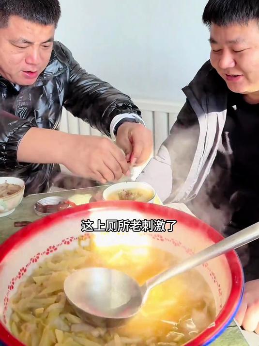 #优质视频激励计划#酸菜猪肉土豆汤,家常凉菜配上韭菜炒鸡蛋,刮刮过年的大肚油 (12)
